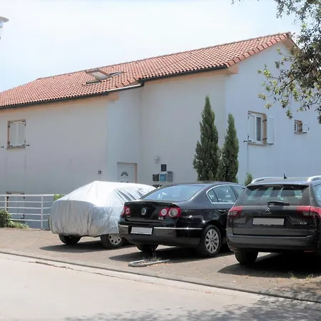 Apartamento Didi With Private Garden, Close To The Krk Center *